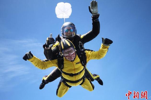 101岁老人挑战跳伞刷新世界纪录,跳伞需要什么条件和装备